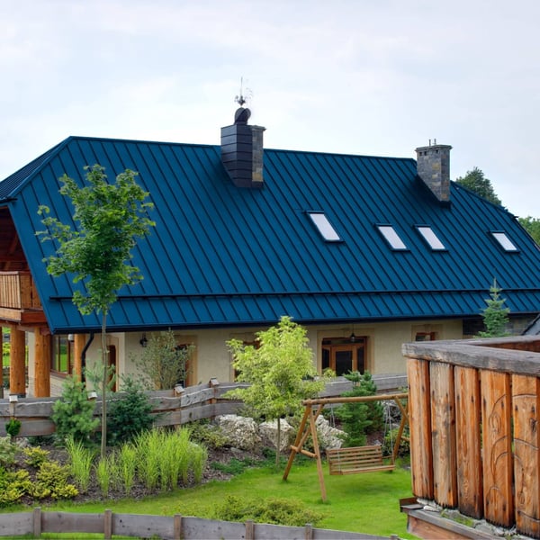 Damwandplaat PD-510-S Trapezium, Gentiaanblauw RAL 5010, op een dak met tuin