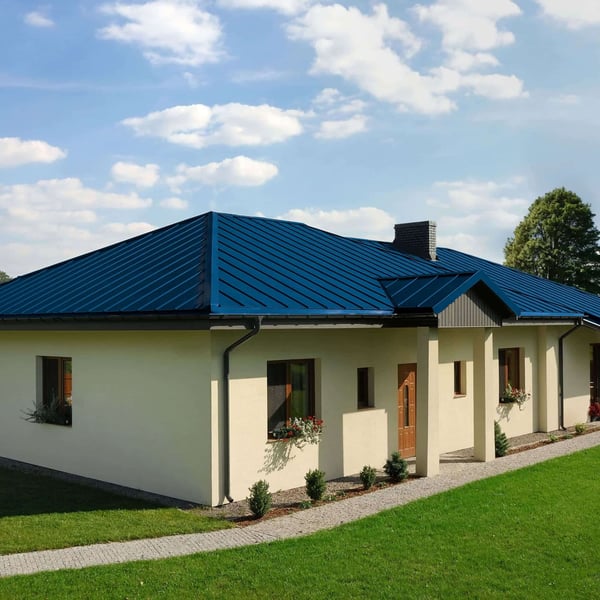 Damwandplaat PD-510-S Trapezium, Gentiaanblauw RAL 5010, op een bungalowdak