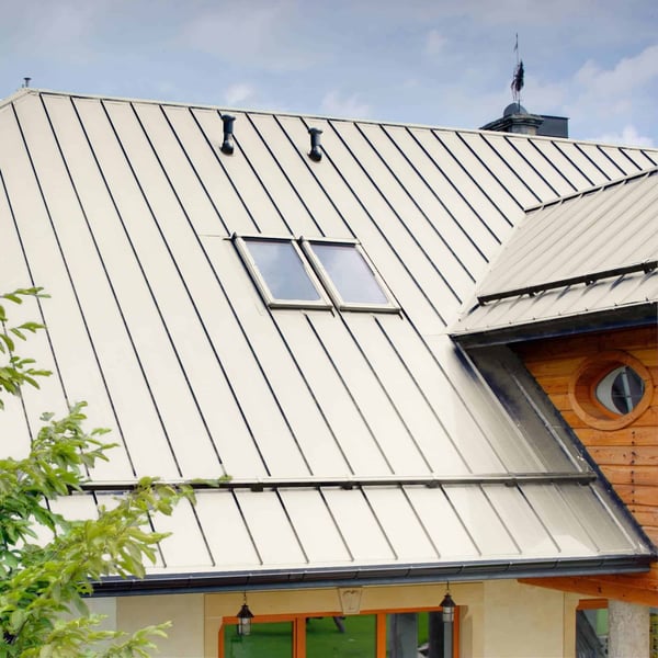 Staande felsplaat PD-510-S trapezium, zuiverwit, op een woonhuis met dakramen en houten elementen
