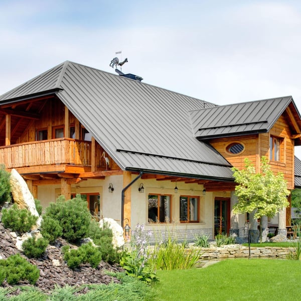 Staande naadplaat PD-510-S trapezium Zilver-Metallic op een houten huis met balkon