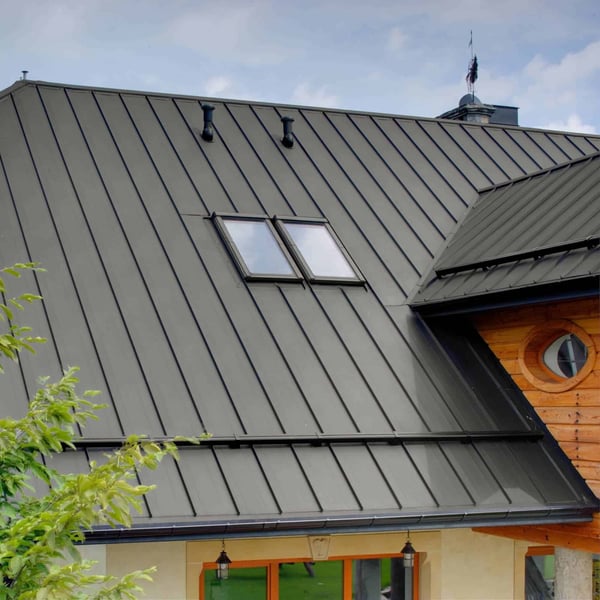 Close-up van een dak met grijs aluminiumkleurige staande felsplaat PD-510-S trapezium en dakramen
