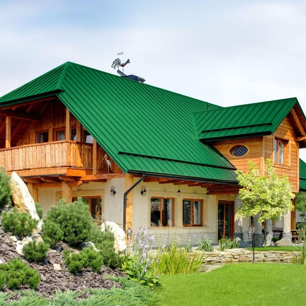 Groot huis met dak van mintgroene felsdakpan PD-510-S Micro, houten gevel
