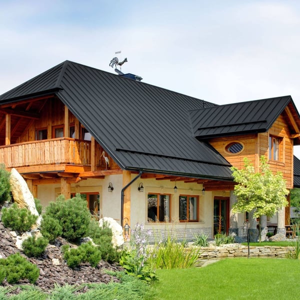 Huis met dak van felsplaat PD-510-S Micro in antracietgrijs, 0,50 mm, met houten elementen