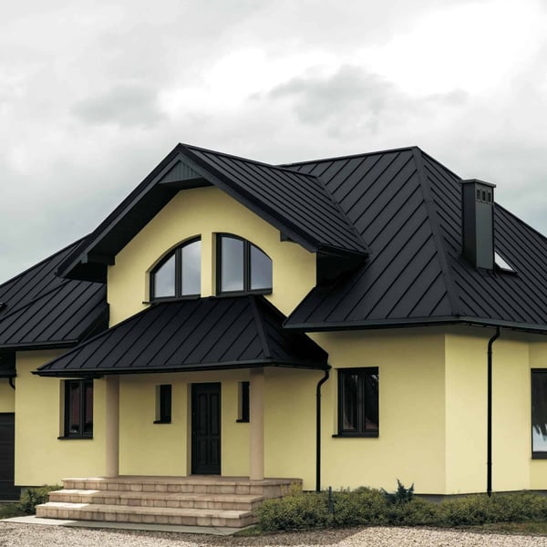 Huis met complex dak van felsplaat PD-510-S Micro in antracietgrijs, 0,50 mm