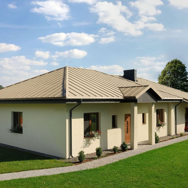 Felsplaat PD-510-S Micro, licht ivoorkleurig, gemonteerd op een bungalow met dakoverstekken