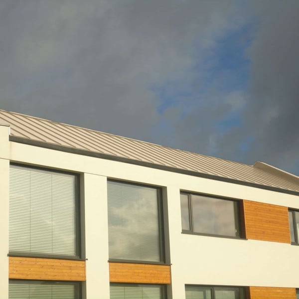 Felsplaat PD-510-S Micro, licht ivoorkleurig, gemonteerd op een modern gebouw met plat dak