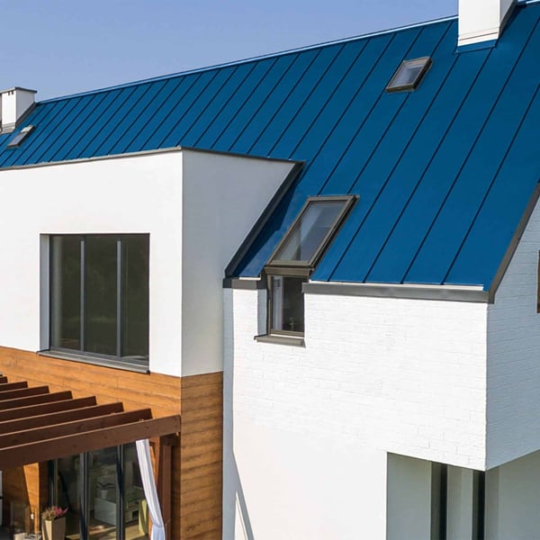 Felsplaat PD-510-S Micro Gentiaanblauw (RAL 5010) op een modern dak met dakramen