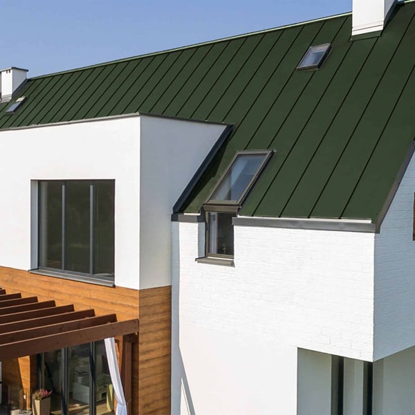 Modern huis met dak van felsplaat PD-510-S Micro in Chroomoxydegroen en dakramen