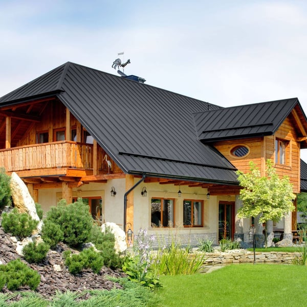 Modern huis met felsplaat PD-510-S Micro Grafietgrijs dak en houten gevel