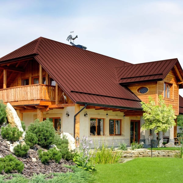 Huis met dak van felsplaat PD-510-S Micro in RAL 8012 Roodbruin, dakbedekking