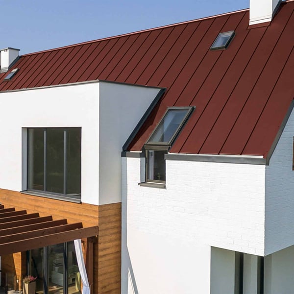 Modern huis met dak van felsplaat PD-510-S Micro in RAL 8012 Roodbruin