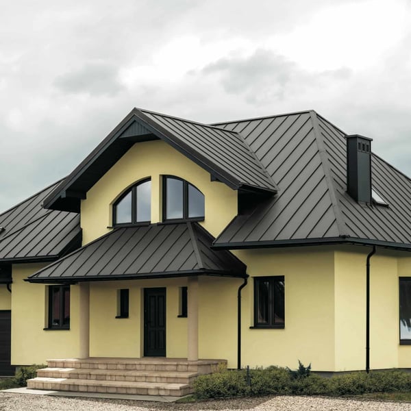 Huis met grijs aluminiumkleurig felsdak PD-510-S Micro, met gevel en luifel