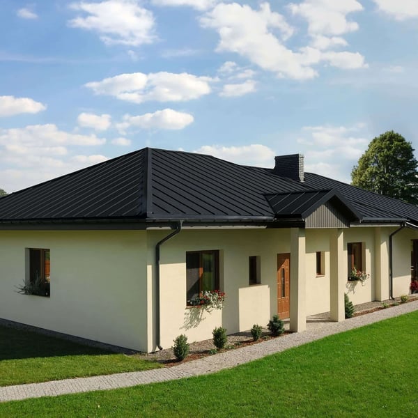 Felsplaat PD-510-S in antracietgrijs op een bungalow met tuin en pad