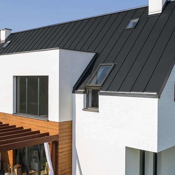 Felsplaat PD-510-S in antracietgrijs op een modern woonhuis met dakramen