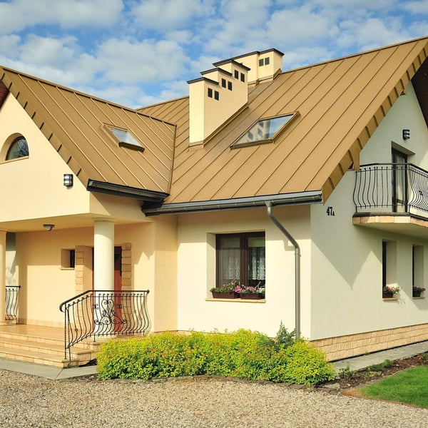 Huis met dak van felsplaat PD-510-S in Zandgeel (RAL 1002), legging