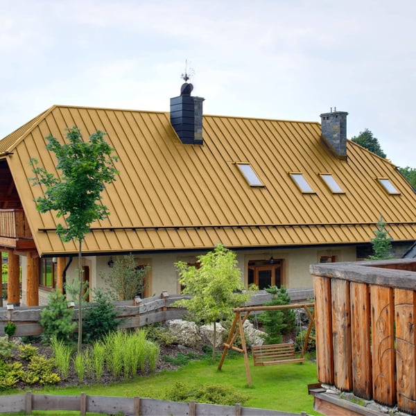 Totaalaanzicht van een huis met felsplaat PD-510-S dak in Zandgeel (RAL 1002)
