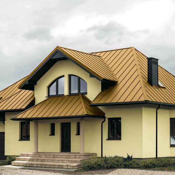 Huis met felsplaat PD-510-S dak in Zandgeel (RAL 1002) en dakkapellen