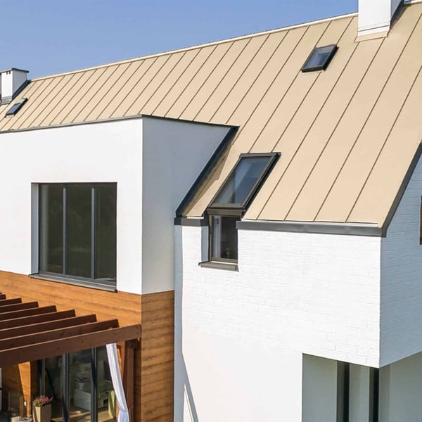 Modern huis met felsplaat PD-510-S in Licht Ivoor (RAL 1015)