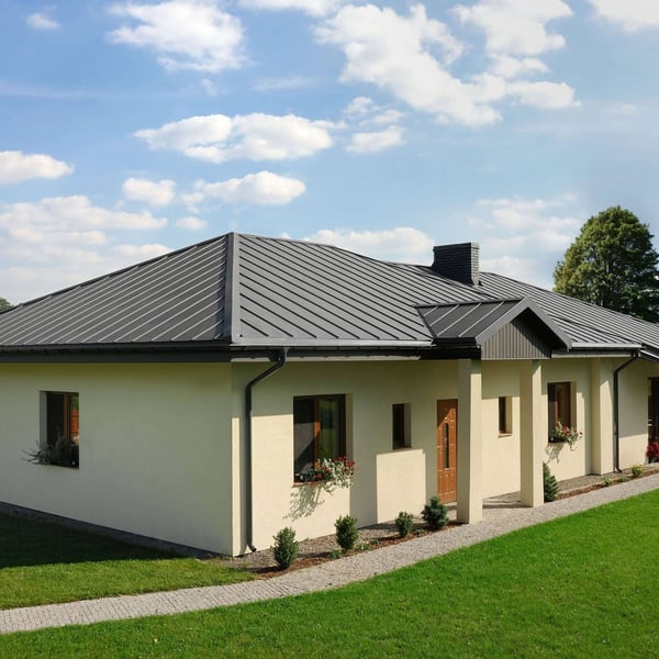 Felsplaat PD-510-S Zilver-Metallic op een bungalow met donkere dakgoten en ramen