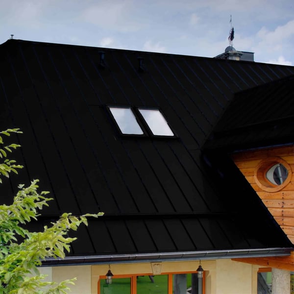 Staande felsplaat PD-510-S Vlak Gitzwart op een woonhuis, close-up van het dak met dakramen
