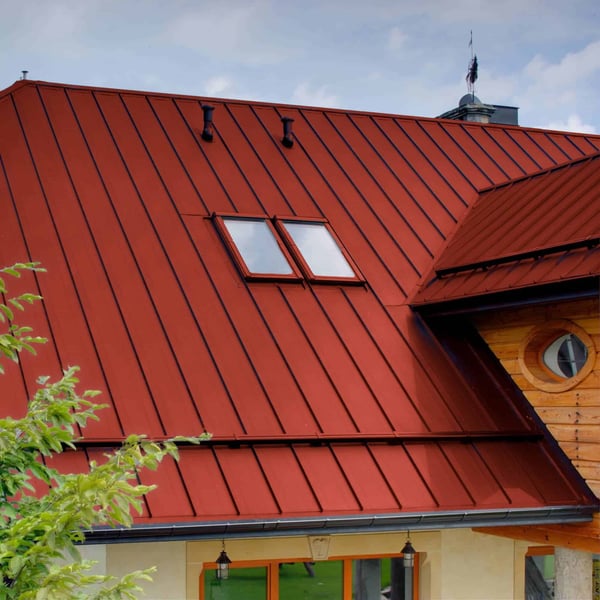 Felsdakpan PD-510-S Vlak Koraalrood op een woonhuis, detailweergave van het dak