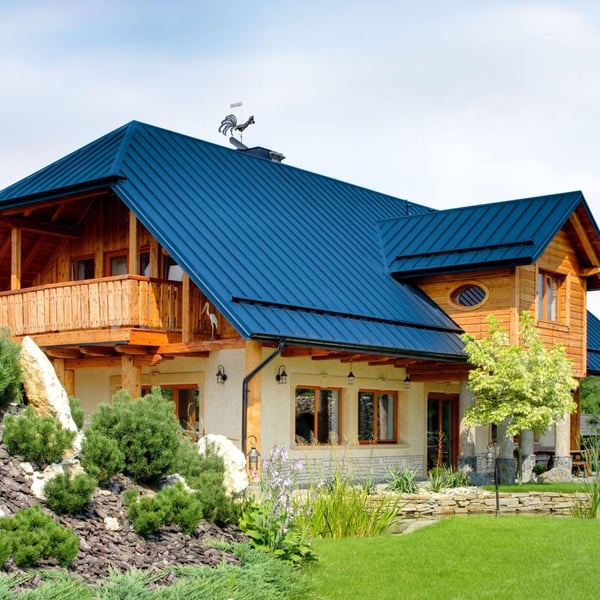 Huis met houten gevel en dak van felsplaten PD-510-S Vlak in Gentiaanblauw (RAL 5010)