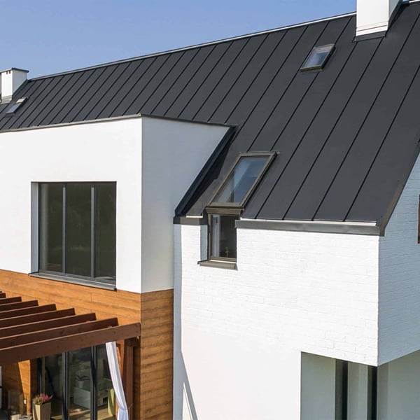 Staande felsplaat PD-510-S Vlak, grafietgrijs, op een modern woonhuis met witte gevel