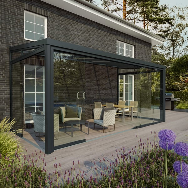 Glazen schuifdeuren voorkant RAL 7016, breedte 5,90 m, als terrasoverkapping aan een huis