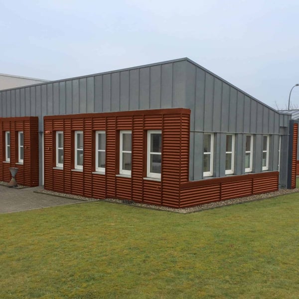 Golfplaat 18/1064 koperbruin als gevelbekleding op een bedrijfsgebouw