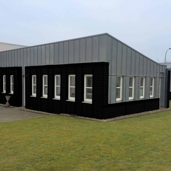 Bedrijfsgebouw met wandbekleding van golfplaat 18/1064 in Gitzwart RAL 9005, toepassingsvoorbeeld