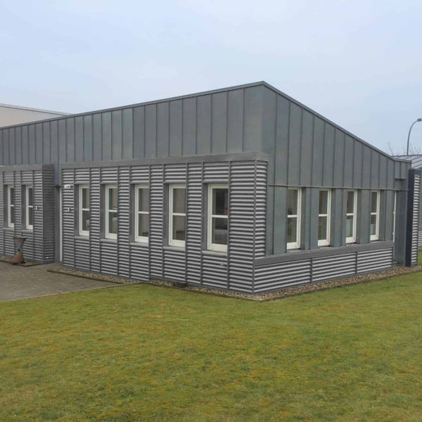 Golfplaat 18/1064, Zilver-Metallic, als gevel- en dakbekleding van een gebouw