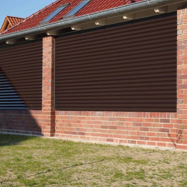 Golfplaat 18/1064 in Chocoladebruin RAL 8017 als wandbekleding aan een huis