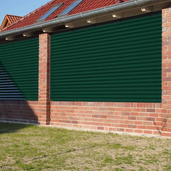 Wandbekleding van mosgroene golfplaat aluminium 0,70 mm op een bakstenen muur, toepassingsvoorbeeld