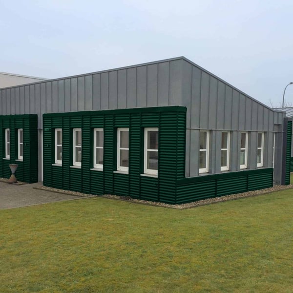 Bedrijfsgebouw met gevelbekleding van mosgroene golfplaat aluminium 0,70 mm, toepassingsvoorbeeld