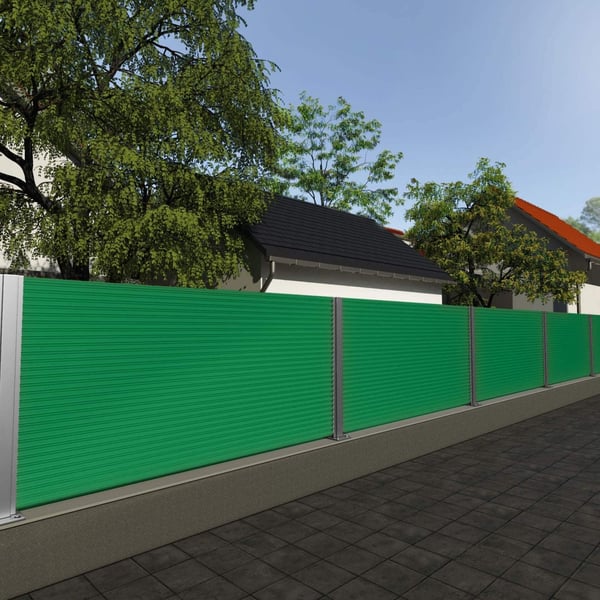 Schutting van mintgroene golfplaat PF25W in een tuinomgeving met bomen
