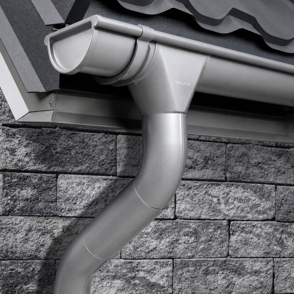 Niagara dakgoot en regenpijp systeem in grijs aluminiumkleurig (RAL9007) gemonteerd aan een huis
