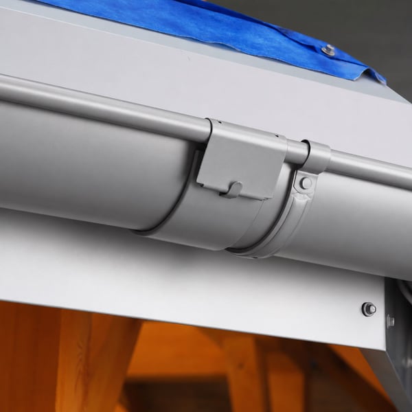 Rinnenverbinder van staal, grijs aluminiumkleurig (RAL9007) gemonteerd aan een dakgoot