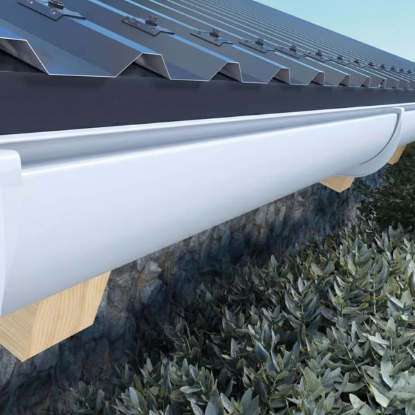 Witte PVC dakgoot met console gootbeugels aan een dak met damwandplaat