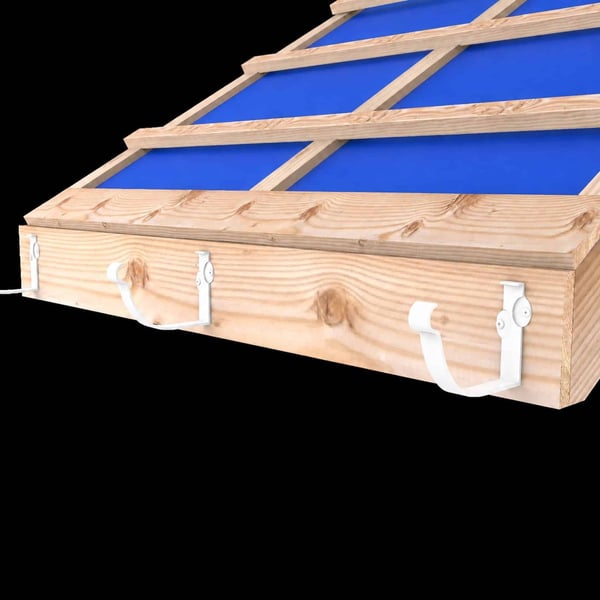 Twee witte stalen konsol dakgoothouders (RAL 9010) gemonteerd aan een houten dakconstructie