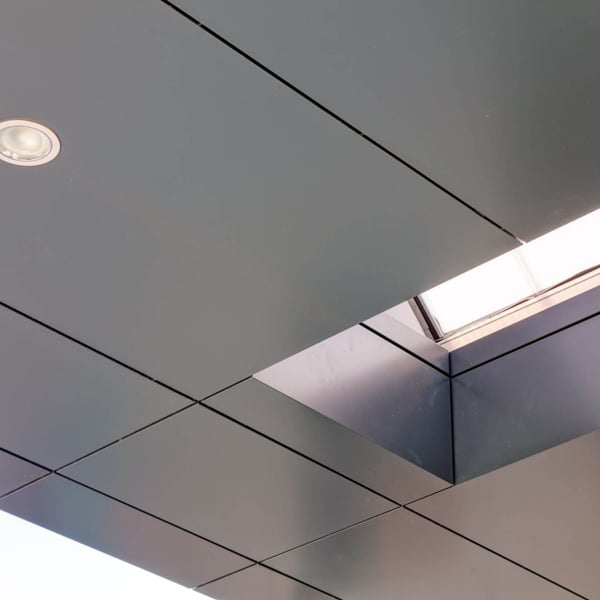 HPL platen 6 mm Lichtgrijs als plafondbekleding met geintegreerde verlichting