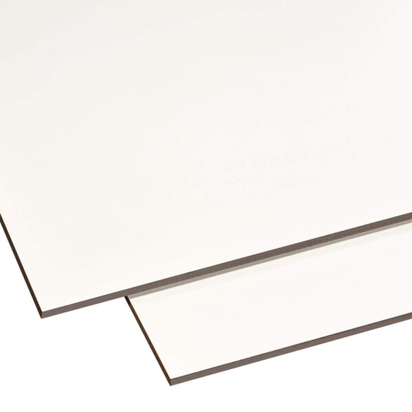 HPL plaat 6 mm Zuiverwit, twee platen licht versprongen liggend, randen donkerbruin