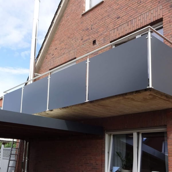 Balkon met HPL platen 8 mm Antracietgrijs bekleding en RVS balustrade