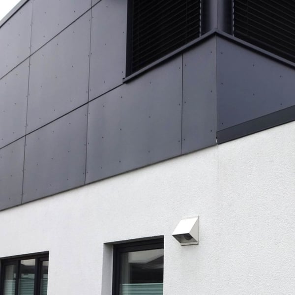 Gevelbekleding van HPL platen 8 mm Antracietgrijs op een gebouw met ramen