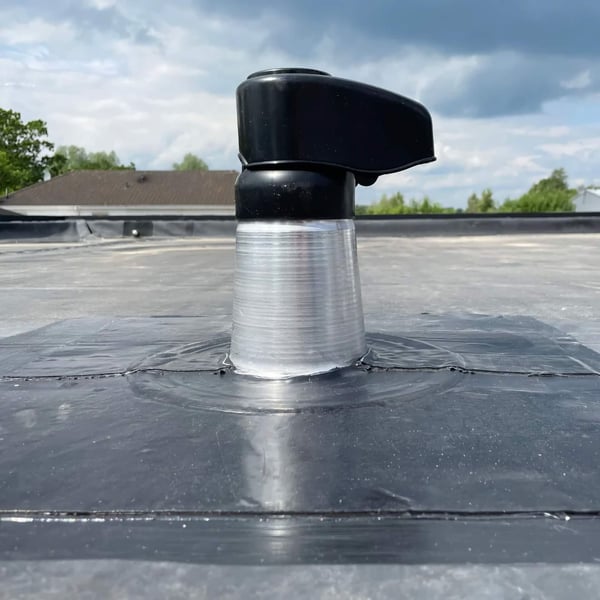 Kabeldoorvoer DACHPROTECT, aluminium, zwart en zilver-metallic, gemonteerd op een plat dak