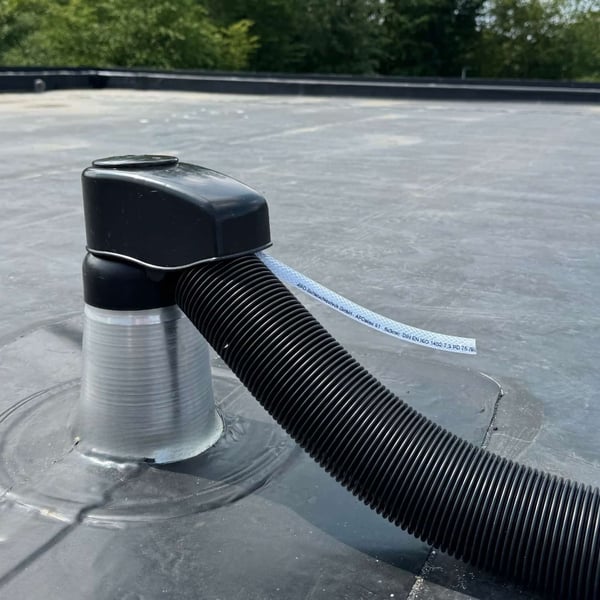 Kabeldoorvoer DACHPROTECT, aluminium, zwart en zilver-metallic, met ingevoerde geribbelde buis
