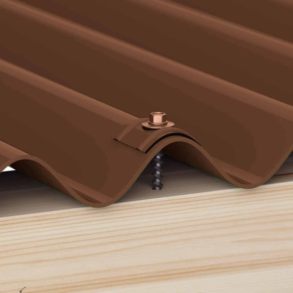 Kalot profiel 18/1064 in Notenbruin (RAL 8011) met schroef gemonteerd op damwandplaat, detail