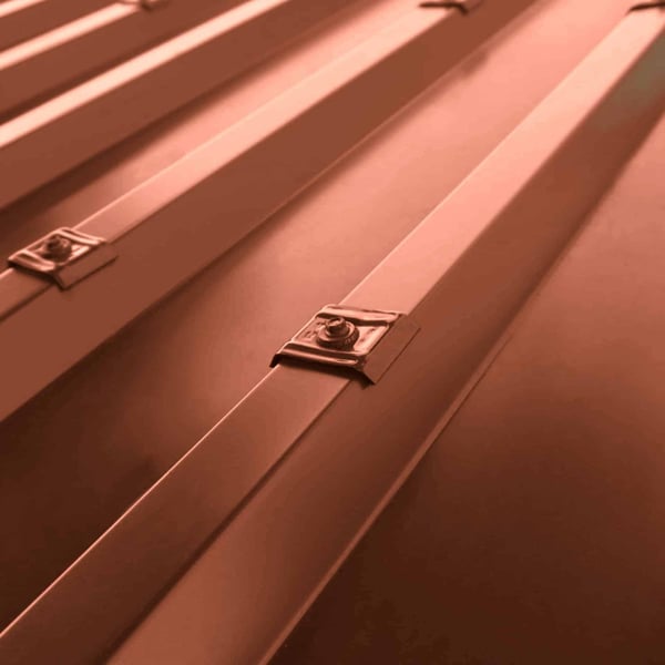 Kalotten profiel 20/1100 aluminium koperbruin RAL 8004 gemonteerd op damwandplaat, detail