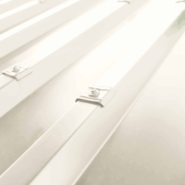Gemonteerde kalotten profiel 20/1100 aluminium zuiverwit RAL 9010 op dakplaten