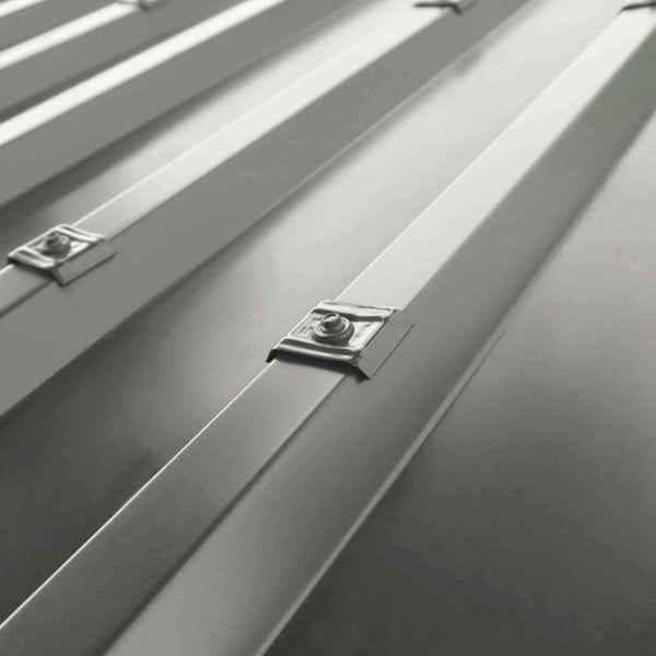 Meerdere kalotten profiel 20/1100 van aluminium in RAL9007 gemonteerd op damwandplaat