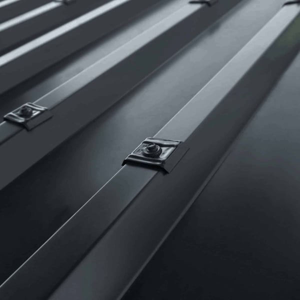 Kalotten profiel 45/1000 aluminium antracietgrijs RAL 7016 op damwandplaat gelegd